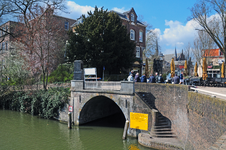 900125 Gezicht op de Bijlhouwerbrug te Utrecht, vanaf de Tolsteegbrug.